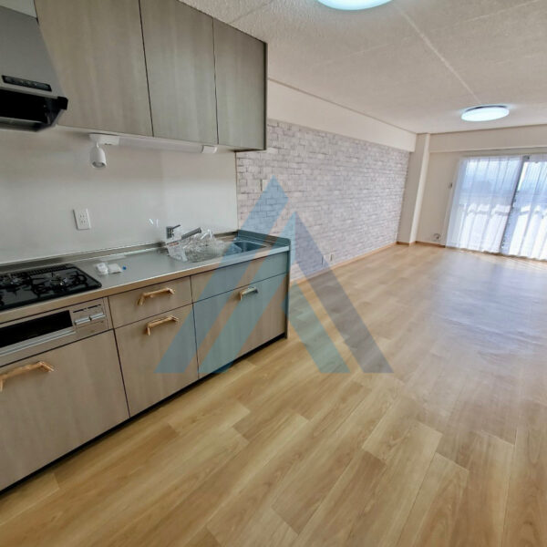 南向きバルコニーに面したリビングは陽当たり良好です！！リビング