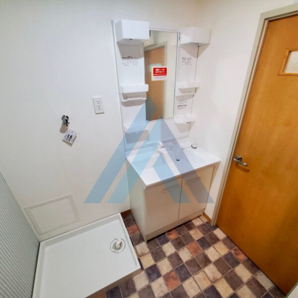 独立した洗面所は洗濯機置き場もあります！洗面